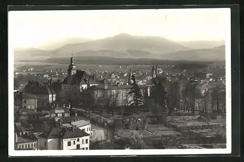 AK Frydek, Stadtansicht im Tal mit Blick auf die umgebenden Berge