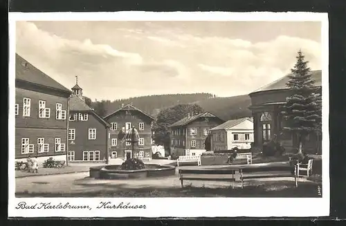 AK Bad Karlsbrunn, am Brunnen vor den Kurhäusern