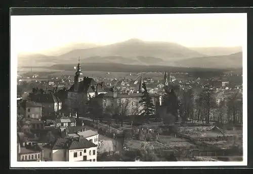 AK Frydek, Stadttotale im Tal mit dem Schloss