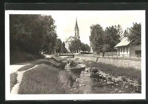 AK Bruntal, auf dem Weg am Fluss, Blick zur Kirche