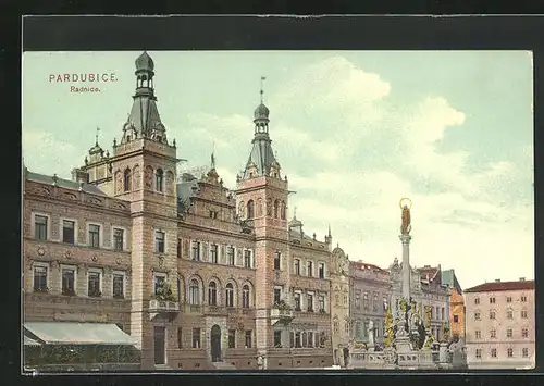 AK Pardubice, an der Gedenksäule vor dem Rathaus