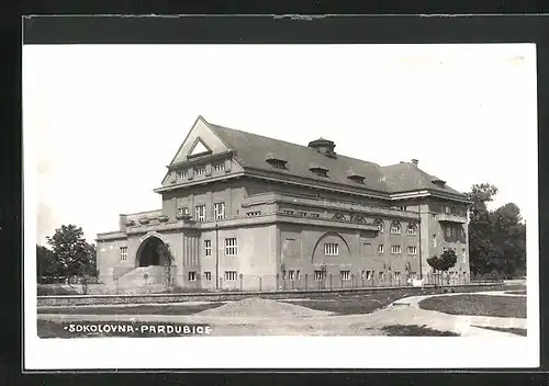 AK Pardubice, Partie vor der Schule