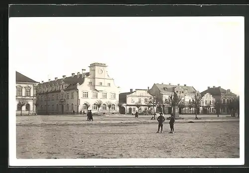 AK Dasice, Passanten am Denkmal auf dem Hauptplatz