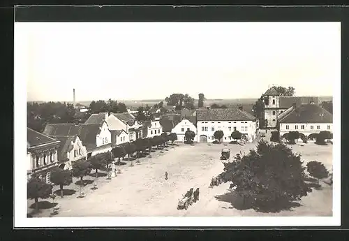 AK Dasice, Blick über den Hauptplatz auf die Häuserzeile und das Rathaus