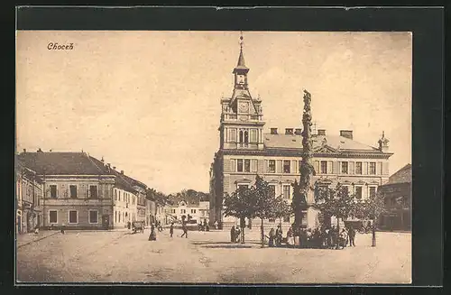 AK Chotzen / Chocen, Frauen an der Mariensäule vor dem Rathaus