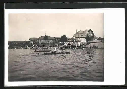 AK Landskron i. B., Theresienbad, kleine Boote und das Strandleben