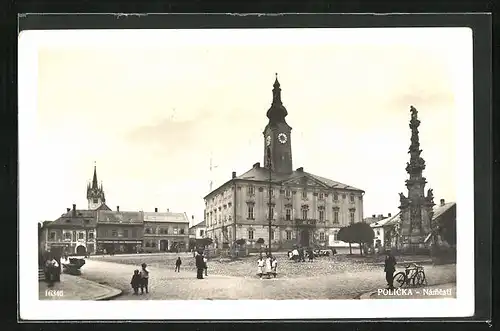 AK Policka, Kinder auf dem Marktplatz vor dem Rathaus an der Gedenksäule