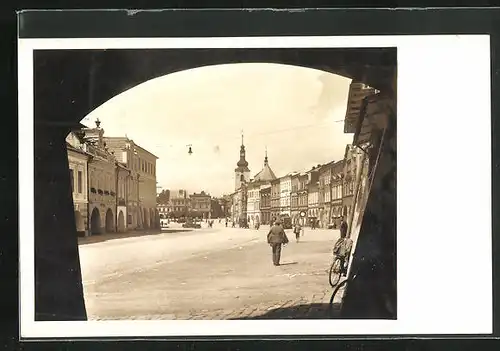 AK Zwittau im Sudetenland, Blick auf den Stadtplatz, Passanten unterwegs