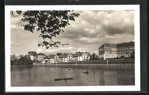 AK Policka, Blick auf die Stadthäuser am Ufer