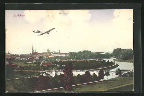 AK Pardubice, Flugzeug über dem Fluss, Stadtpanorama