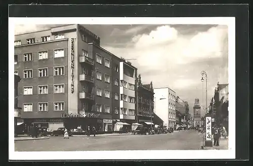 AK Pardubice, der Turm am Ende der Strasse