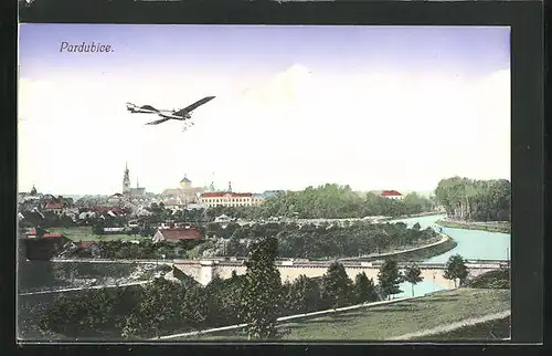 AK Pardubice, Generalansicht der Stadt mit der Eisenbahnbrücke und einem Flugzeug im Vordergrund