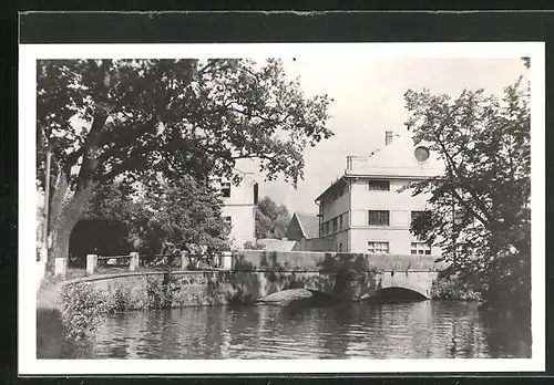 AK Bad Bochdanetsch / Lazne Bohdanec, Mlyny, an der Brücke mit den Wohnhäusern