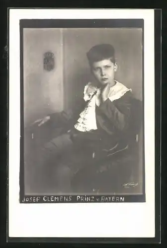 AK Josef Clemens Prinz von Bayern, der junge Monarch in einem Stuhl sitzend portraitiert
