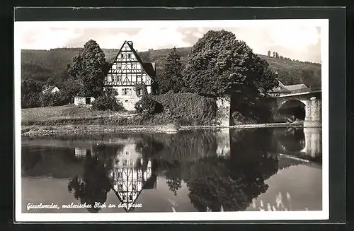 AK Gieselwerder, Fachwerkhaus an der Brücke über die Weser