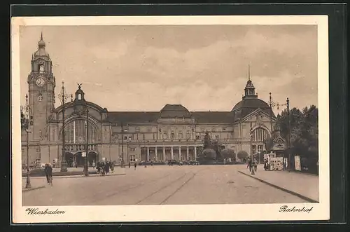 AK Wiesbaden, auf dem Vorplatz zum Bahnhof