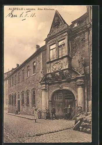 AK Alsfeld in Hessen, Menschen am Portal zum Alten Ritterhaus