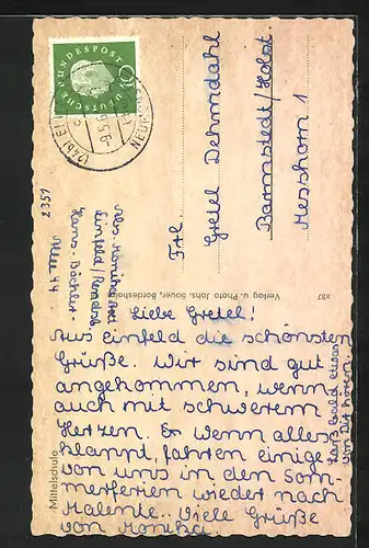 AK Einfeld i. H., an der Mittelschule, Passanten auf dem Platz