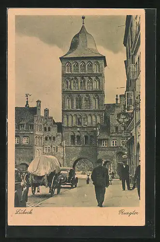 AK Lübeck, Passanten vor dem Burgtor