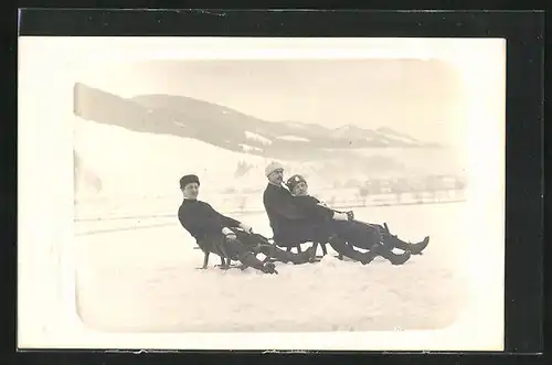 AK Herren bei einer Schlittenfahrt im Hochschnee