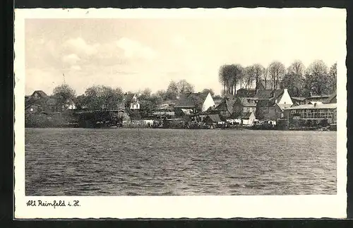 AK Alt Reinfeld i. Holstein, Blick vom Wasser zur Ortschaft