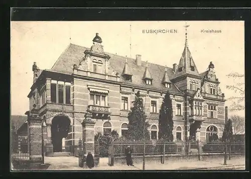 AK Euskirchen, Polizist lehnt am Zaun vor dem Kreishaus