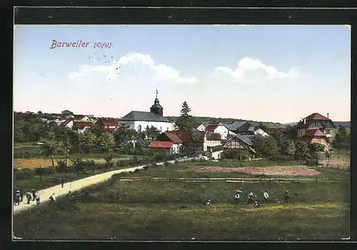 AK Barweiler i.d. Eifel, Arbeiter auf dem Feld, die Strasse in den Ort, Blick zur Kirche