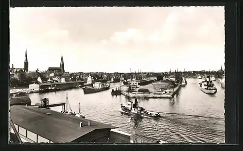 AK Lübeck, Schiffe im Hafen, Blick zum Kirchturm