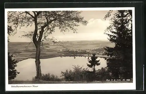 AK Schalkenmehrener-Maar, Blick auf den Fluss und den Ort am Ufer