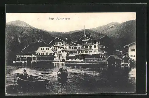 AK Walchensee, Post, Gasthaus, kleine Boote auf dem Wasser