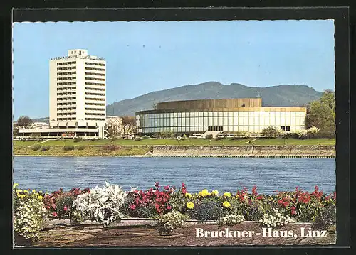 AK Linz, moderne Architektur, Blick vom Flussufer auf das Bruckner-Haus