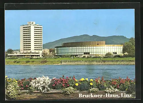 AK Linz a. Donau, moderne Architektur, das Brucknerhaus vom Donauufer aus