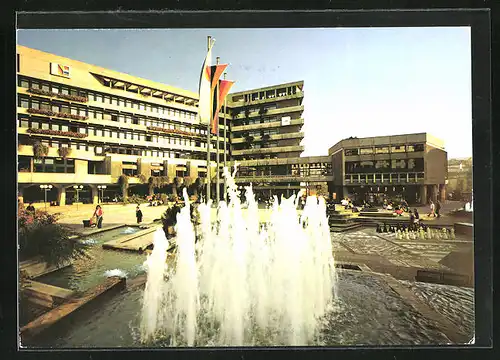 AK Pforzheim, moderne Architektur, Wasserspiele am Marktplatz mit neuem Rathaus