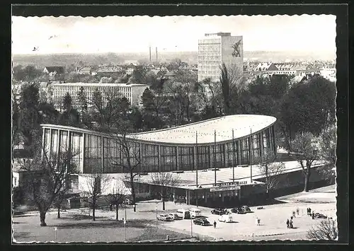 AK Karlsruhe i. B., Vorplatz mit Schwarzwaldhalle