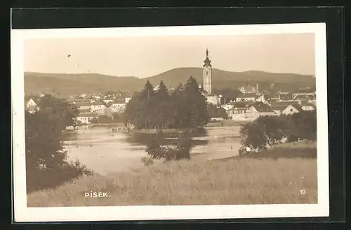 AK Pisek, Uferpartie an der Wottawa, Blick auf Stadt und Kirche