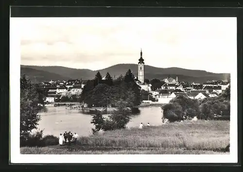 AK Pisek, Spaziergänger am Wottawaufer, Blick auf die Stadt