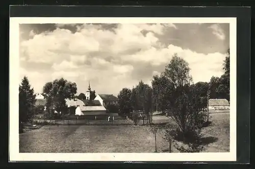 AK Kardasova Recice, Blick von den Feldern zur Kirche