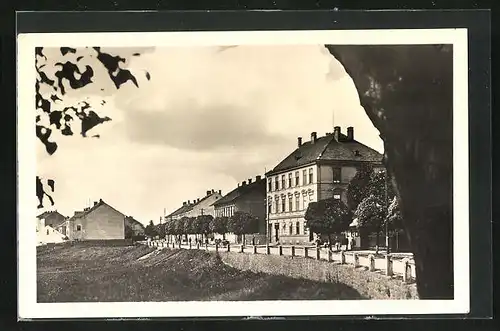 AK Ceske Velenice, Stadthäuser an der Strasse