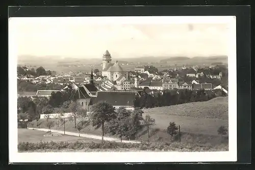 AK Dacice, Blick auf die Kirche und das Schloss dahinter