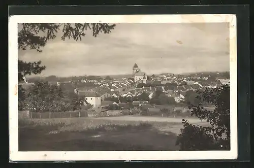AK Dacice, Stadtpanorama mit dem Schloss und der Kirche vom Feld aus
