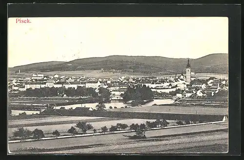 AK Pisek, Generalansicht der Stadt, Blick zur Kirche und die Hügel