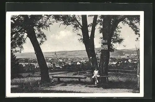 AK Pisek, Stadtpanorama mit Kirche, Mädchen auf einer Bank unter einem Baum