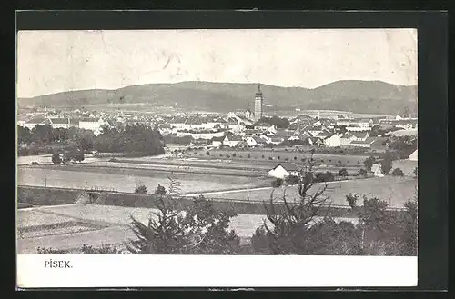 AK Pisek, Stadtansicht mit der Kirche vor den Bergen