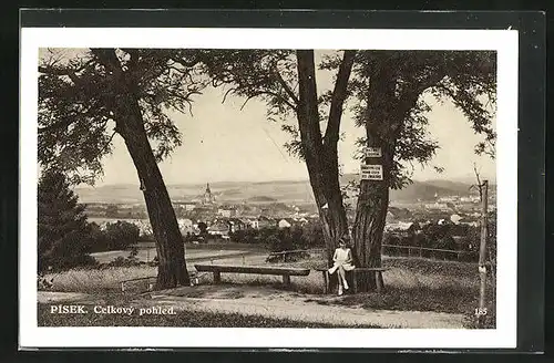 AK Pisek, kleines Mädchen auf einer Bank mit Stadtblick und Kirche