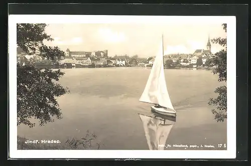 AK Neuhaus / Jindrichuv Hradec, Ortspanorama mit der Kirche ein Segelschiff auf dem Wasser