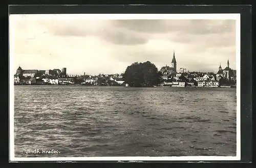 AK Neuhaus / Jindrichuv Hradec, Panorama der Stadt mit der Kirche vom Wasser aus