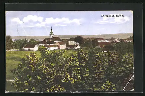 AK Kardasova Recice, Blick über den Wald zur Kirche und auf den kleinen Ort