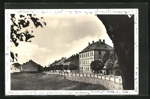 AK Ceske Velenice, Strasse vor den Stadthäusern