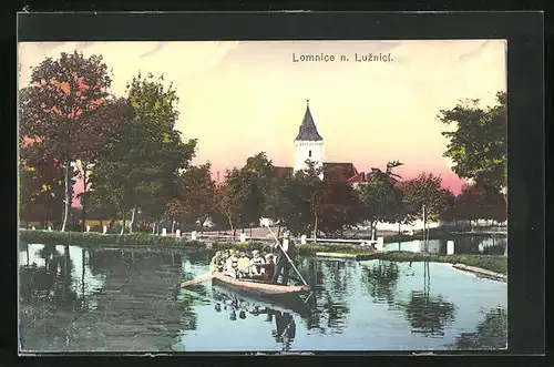 AK Lomnice n. Luznici, Gondelfahrt auf dem Fluss, Blick zur Kirche