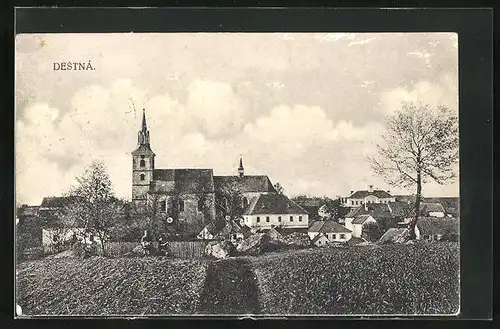 AK Destna, Blick auf die Kirche von den Feldern aus